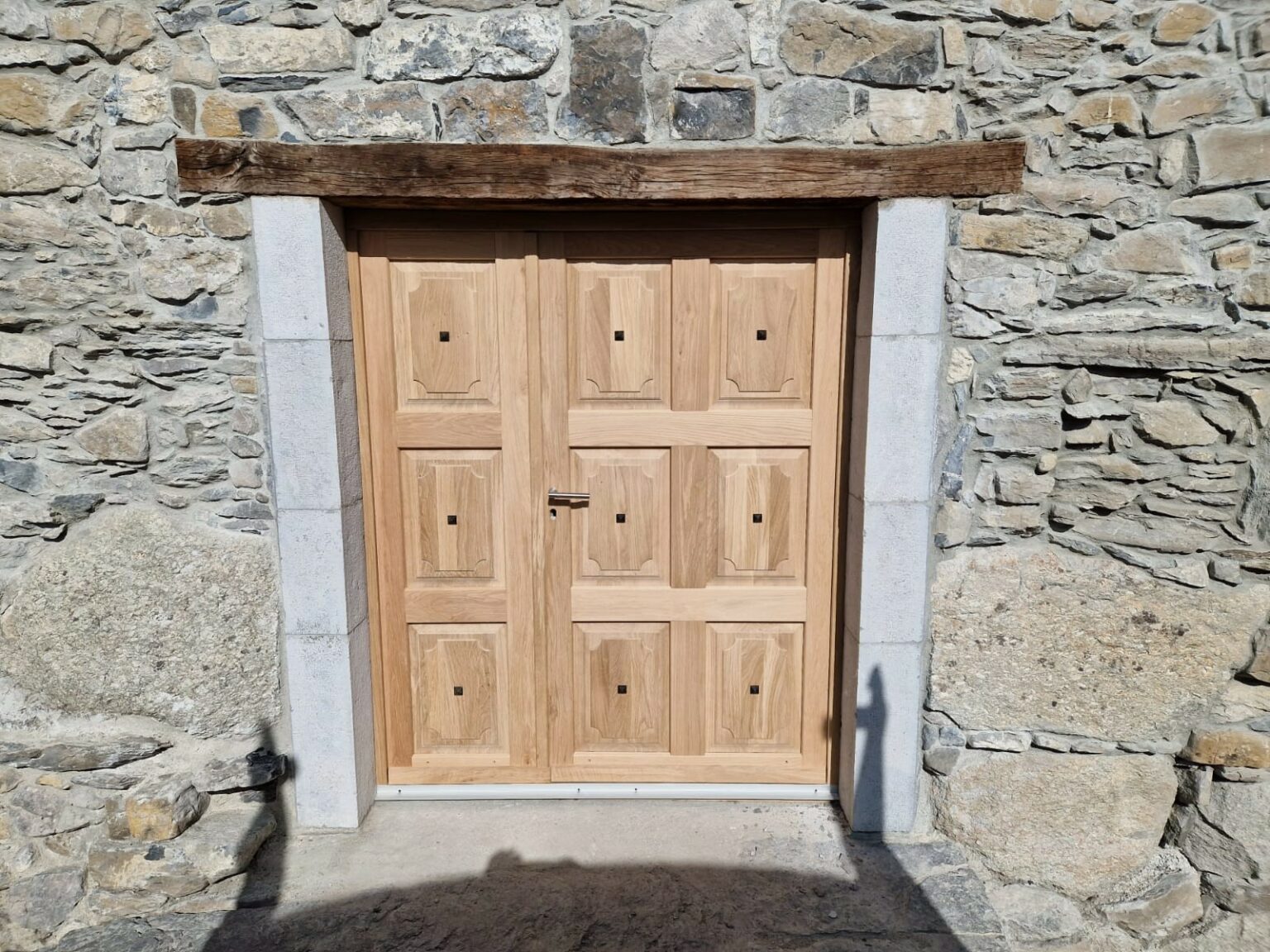 porte chêne et clous forgés