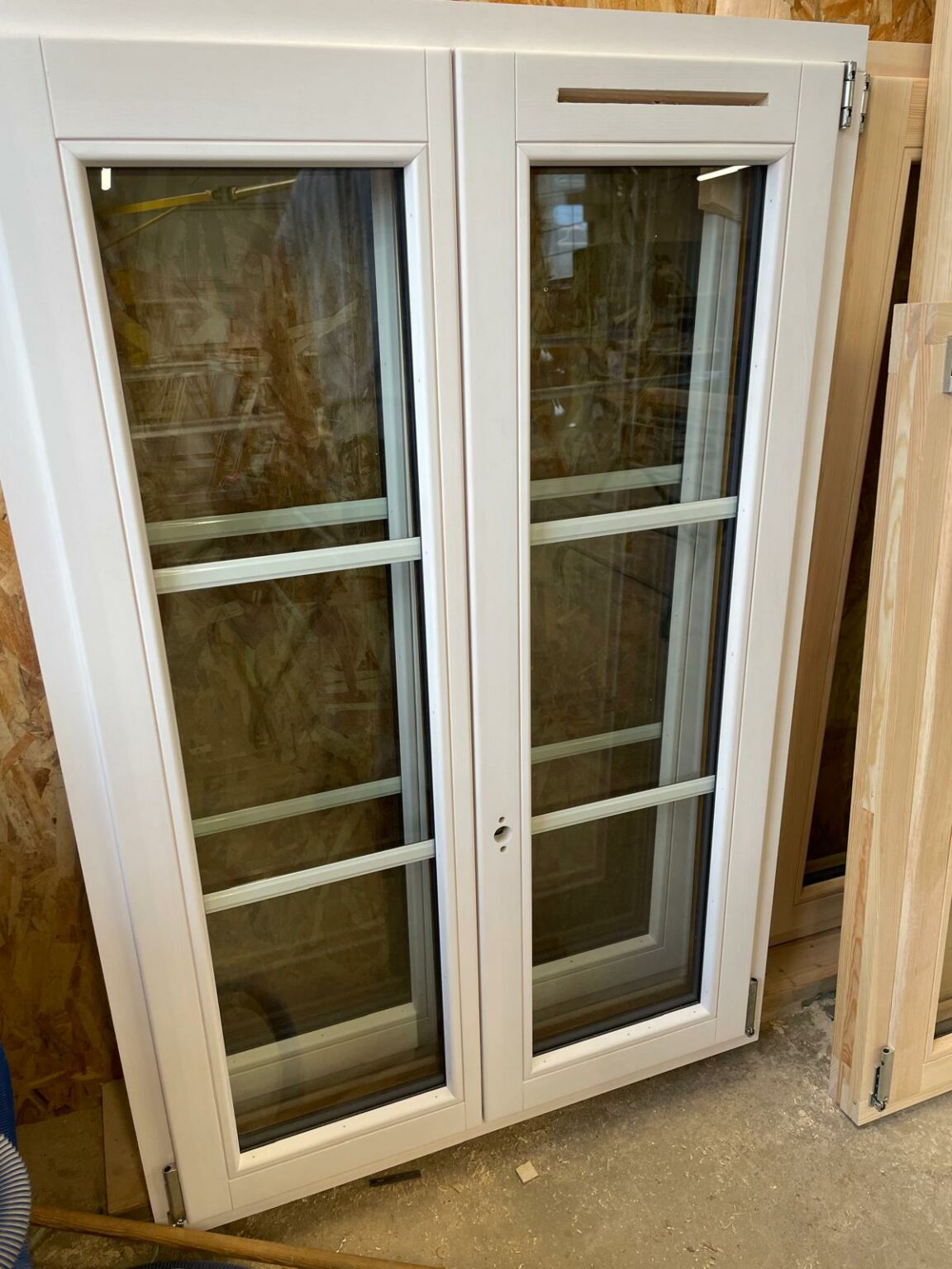 fenêtre 2 vantaux, lasurée ton blanc, traverses intégrées dans le vitrage