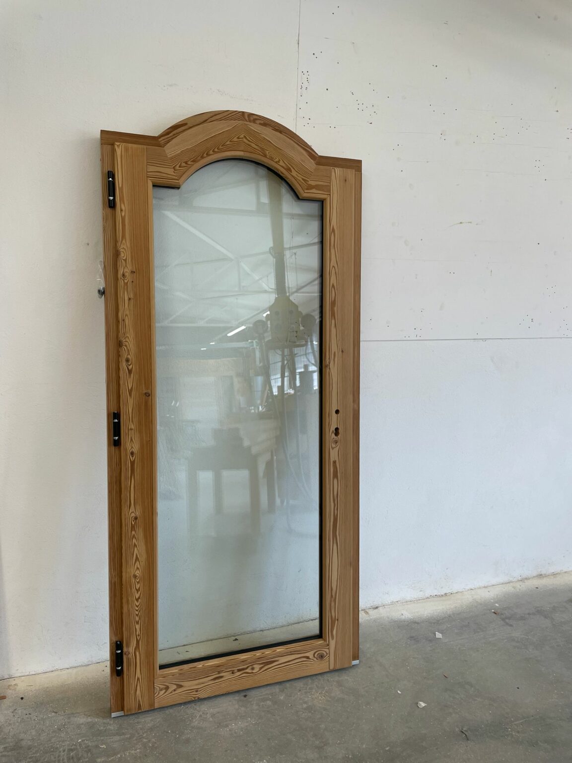 porte forme chapeau de gendarme mélèze étuvé brossé