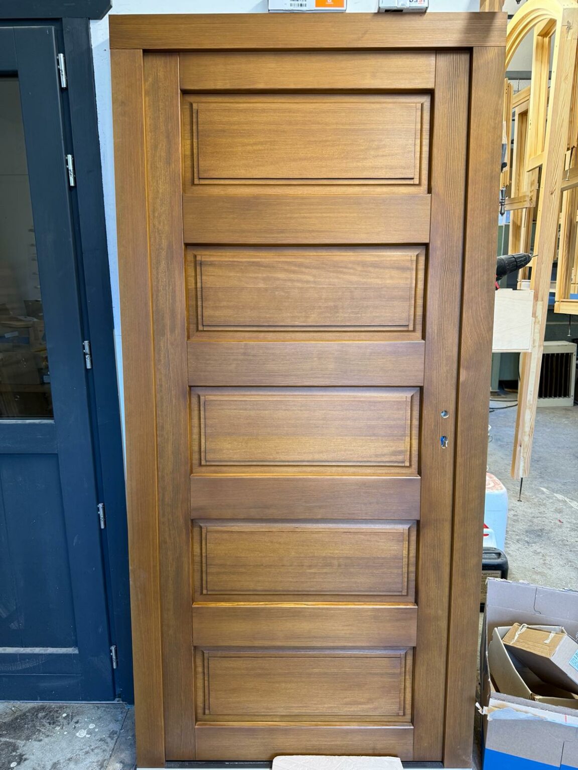 porte panneaux pin lasuré